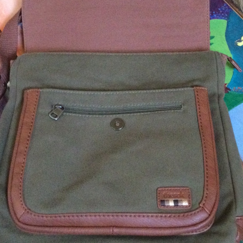 Cross body bag converts to backpack - Picture 3 of 5